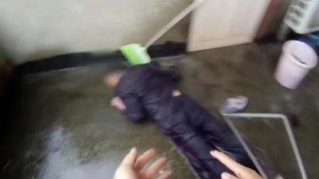 @所有人 老人阳台摔倒淋雨两小时冻僵，民警徒手翻墙营救