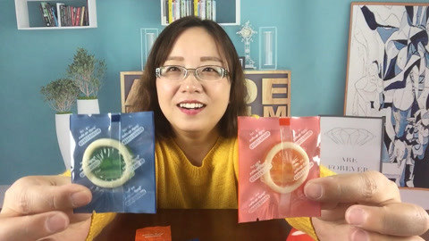 梁小轩和轩妈试吃各种美食 试吃“整蛊糖果”
