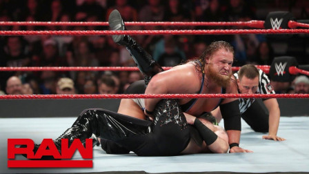 WWE RAW 2019 重力机施展双人技 淘汰二线组合
