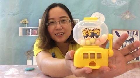 梁小轩和轩妈试吃各种美食 试吃“摇奖糖豆机”