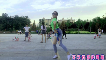 这样的广场舞画面好温馨《你笑起来真好看》