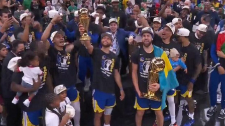 NBA热辣资讯 水花大旗！库里捧着FMVP奖杯 克莱捧着总冠军奖杯