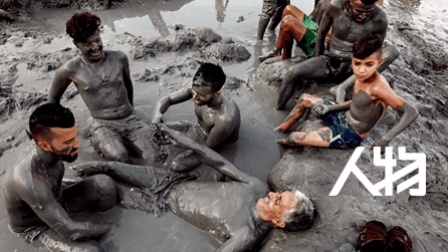 开斋节泥浆浴 巴勒斯坦特有庆祝