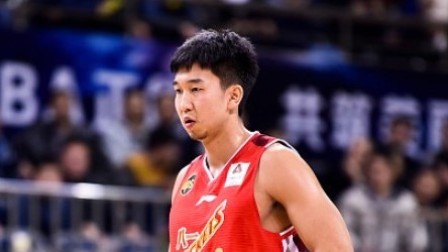 CBA 18/19赛季 江苏VS八一第三节：曹岩压哨命中漂移三分，江苏79-79八一