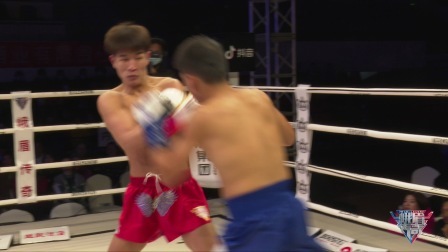 中国小将刘旭上场就各种飞膝顶对手，对手根本来不及躲闪！