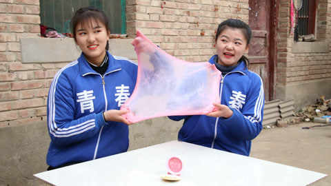 美女家务事 小晴和伙伴用腮红做黏土