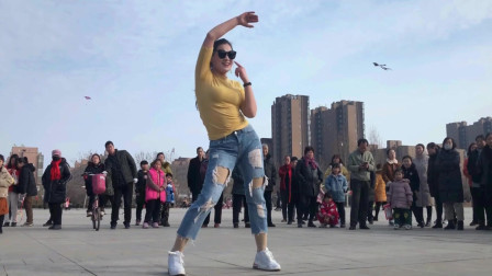 河南小娘们儿《一人在广场上自嗨舞》后面老哥愁眉哭脸的表情难受