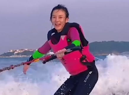 宋祖儿分享学冲浪vlog