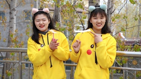 美女家务事 小晴和伙伴卡片做竹蜻蜓