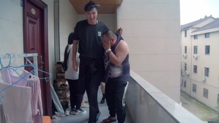 导演现场发火，让2米1高的场务拎走男二号