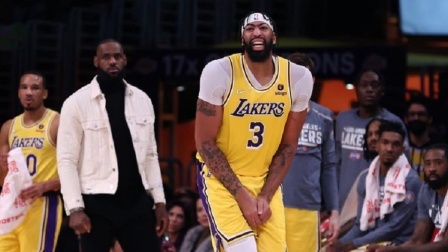 NBA热辣资讯 浓眉手还受伤了返回更衣室！这一幕隔着屏幕看着都疼！