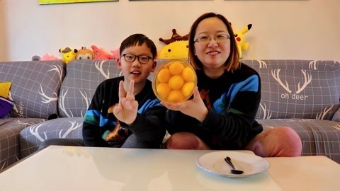 梁小轩和轩妈试吃各种美食 自制超大黄桃果冻