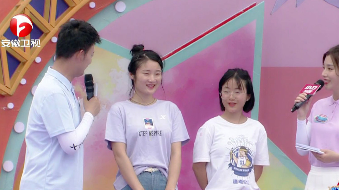 轮滑女老师现场秀“舞蹈”