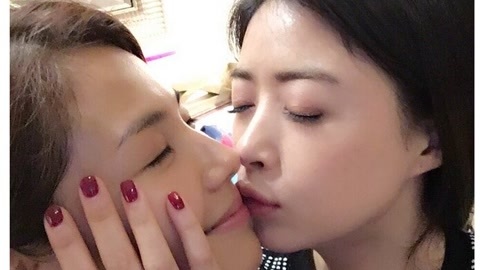 娱乐猛回头 同性女星激吻撩人