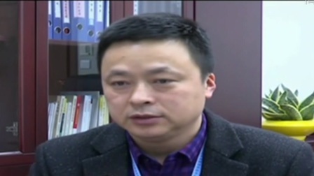 第一时间 男子尾随逼停商贩 抢11斤螃蟹解馋