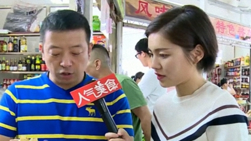 人气美食 大肠面好吃要靠抢？秘制猪油渣拌面喷喷香！