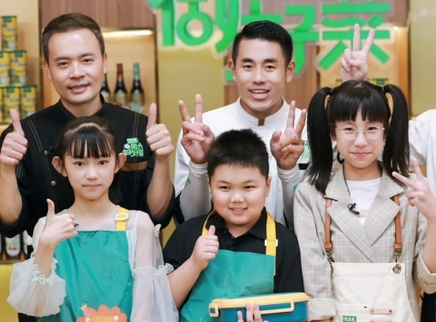 三位可爱小宝贝来当帮厨