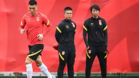中国男足冲击2022世界杯 李铁告诉球员：大家回去踢好中超不要受伤，为下一期集训做准备