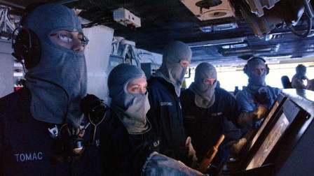 为啥外国海军, 作战时都会戴上白头套? 听听专家怎么说!