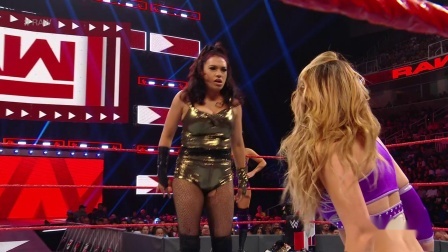 WWE RAW 2019 【RAW 06/10】佩顿和比莉踩在对手背上拗造型