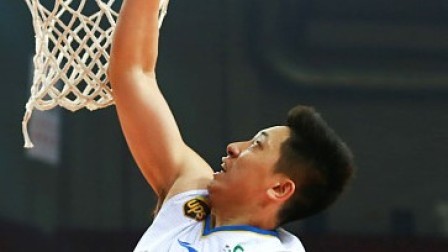 CBA 18/19赛季 八一VS肯帝亚第三节：阿尔斯兰连续攻击篮筐得手，斯隆依漫不经心