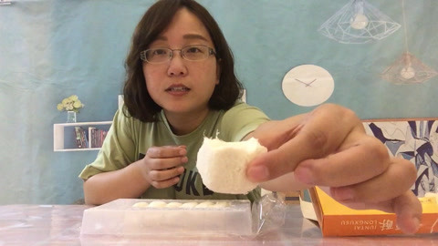 梁小轩和轩妈试吃各种美食 试吃特产“龙须酥”