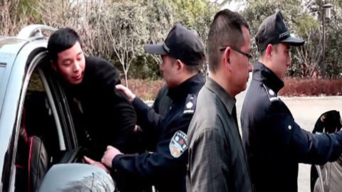 唱罢吹灯 农村二货抱假警抓偷车贼，尴尬了