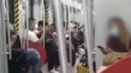 @所有人 男子地铁上脱鞋光脚霸座，市民吐槽：受不了