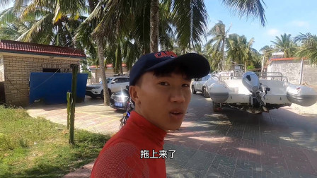 台风天气粉丝来找阿镭，把快艇拖上岸后，阿镭在海边做菜招待粉丝