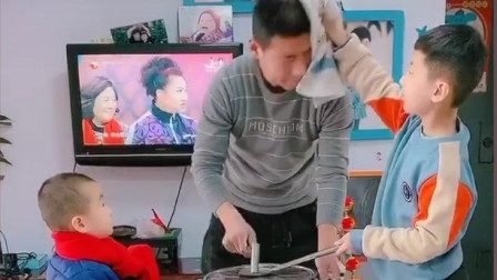 父子三人打铁累的大头小汗