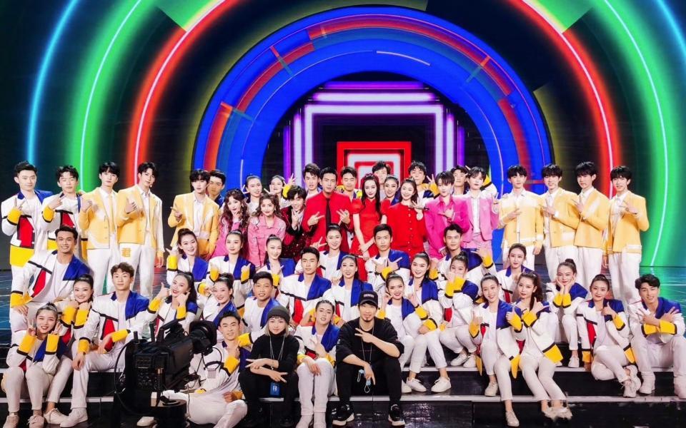 李现等群星演绎《奔跑的青春》，活力无限