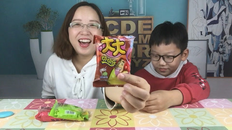 梁小轩和轩妈试吃各种美食 试吃“大大切切乐”