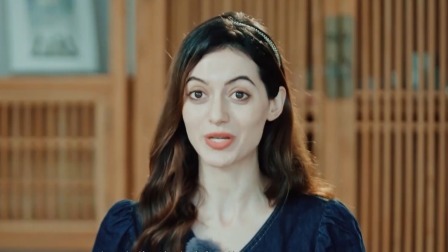 突尼斯女孩打卡贵州 近距离感受坝陵河大桥带来的震撼