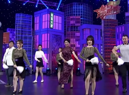 一起来跳舞 金星舞瘾大发首跳广场舞