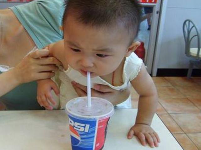 囧人囧事 二货萌娃竟然这样喝可乐