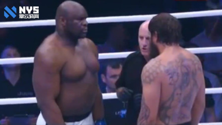 美国巨兽大战俄罗斯传奇，被对手按在地上暴虐，裁判都看不下去了