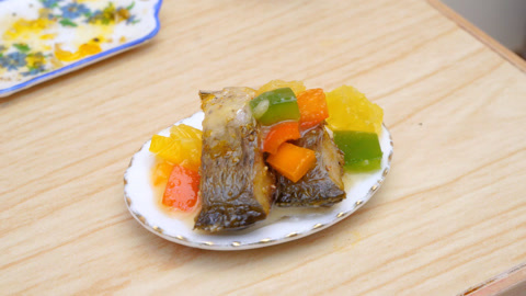 甜椒酱料配烤鱼