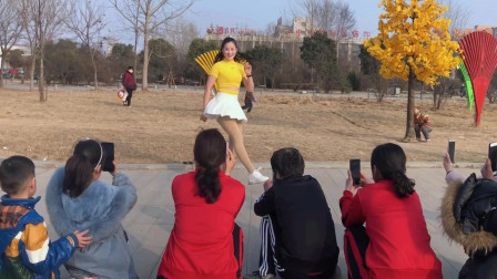 这胖女人跳舞惹人欢爱《错过的情人》看的都不想回家吃饭了