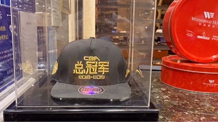 CBA东莞赛区大揭秘：楼下偶遇女粉丝，近距离欣赏冠军帽