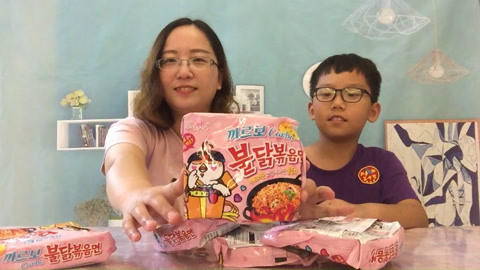 梁小轩和轩妈试吃各种美食 试吃“奶油火鸡面”