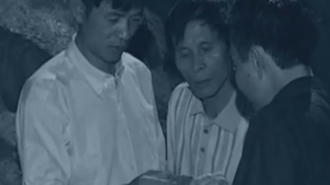 经典传奇 山洞惊现形状怪异石头 是人骨还是化石