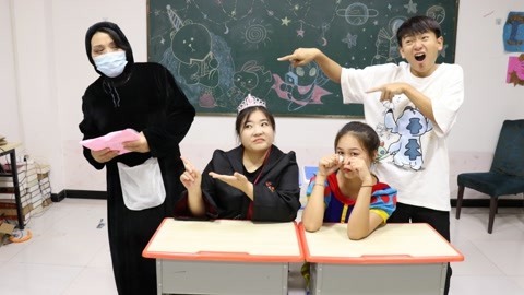 黑衣人欠粘土不还，冬冬为讨回各出奇招，小晴用“噩梦传音”追回