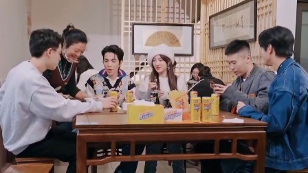 孟佳为超燃家族做蛋糕