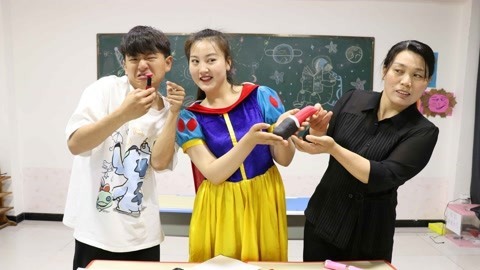 老师的口红被弄坏，小小自制粘土口红赔给老师，会被原谅吗？