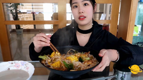 瘾食星球 女生的新宠：怪口味螺蛳粉