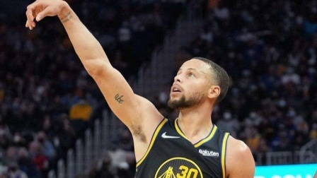NBA热辣资讯 库里赛前热身中圈logo三分！这波完美的三连击真的太秀了！