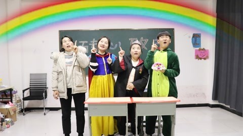 同学们用粘土做创意彩虹，小晴做的还能挂到天上，太厉害了