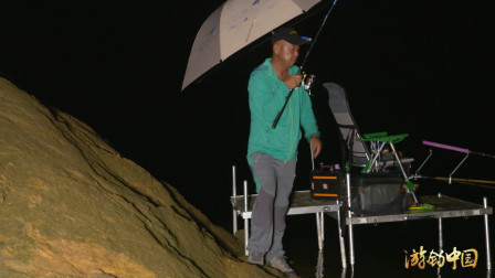 别山湖夜钓坚守下终于钓获期待中的鱼获