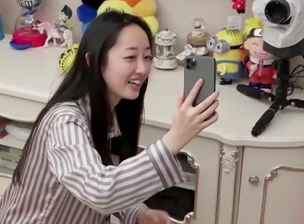 我家那闺女2 闺女日记 第6期：蒋梦婕乖巧和外公视频