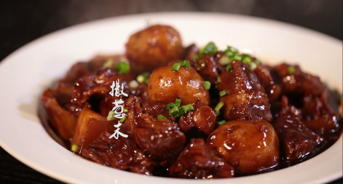 美&middot;食 红烧肉和它一起烧，比土豆烧肉细软香糯，南方名菜芋头烧肉，很多人吃不惯